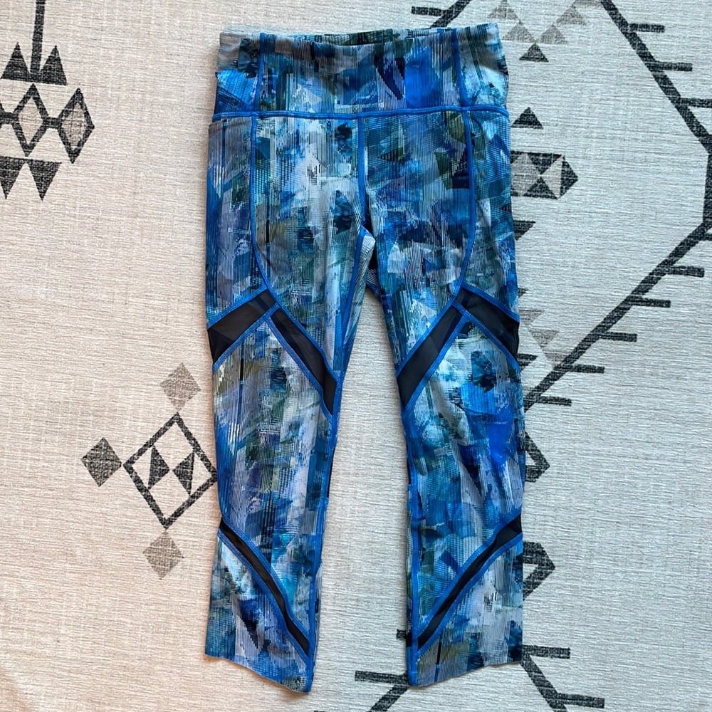 Lululemon crop leggings with mesh detail, blue pattern Size 4
